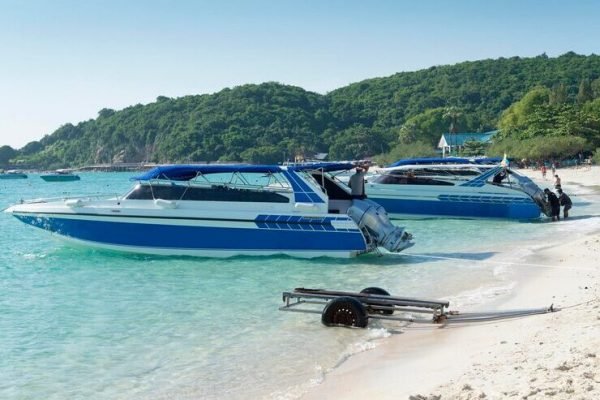 boat-near-shore_94558-7092